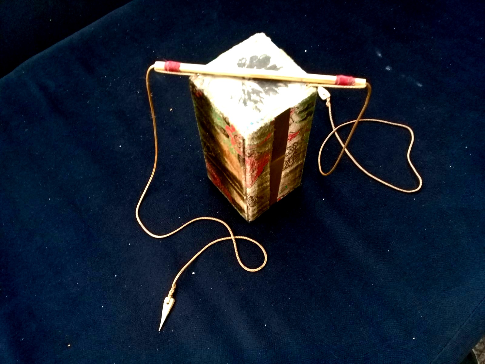 Memory 2018 — 0.10m x 0.10m x 0.20m Materiais: Papelão Shifón Aço. Acrílicos. Bambu. Algodão Poliéster — Fabio Crisanti